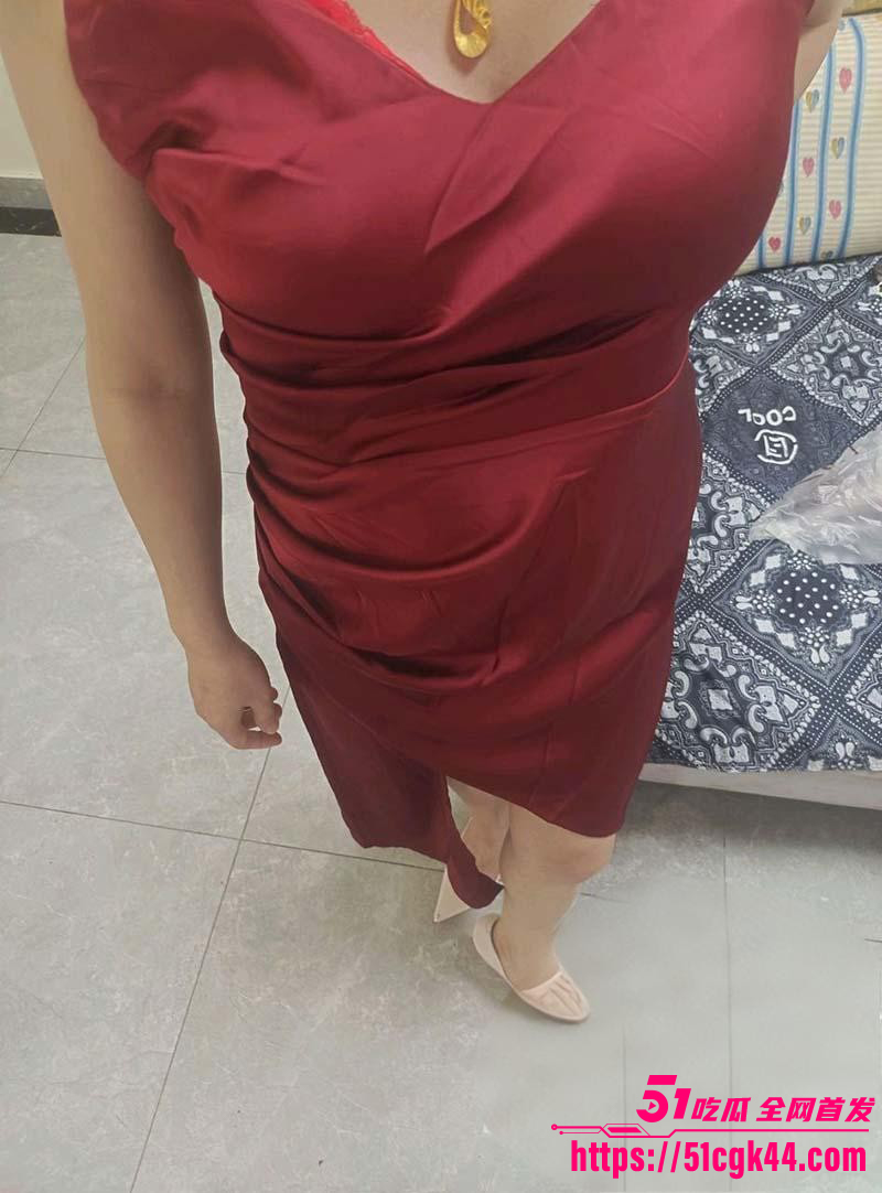 海角小涛桌子上暴操妈妈02