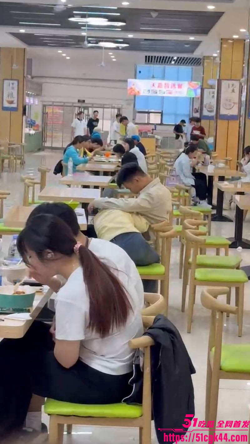 学校食堂惊现高中情侣狂野play 1