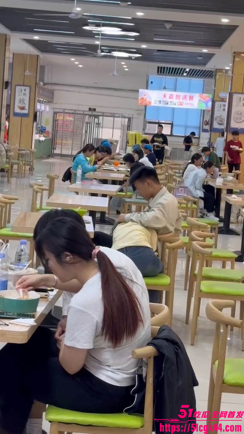 学校食堂惊现高中情侣狂野play 2