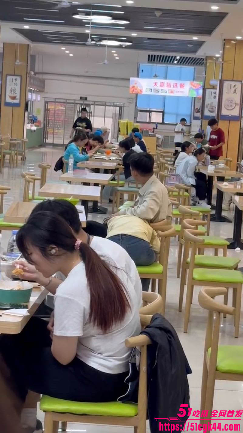 学校食堂惊现高中情侣狂野play 3