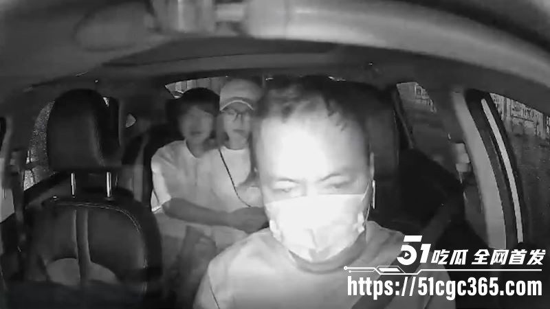 情侣车上亲热不顾司机偷看接吻口交 2