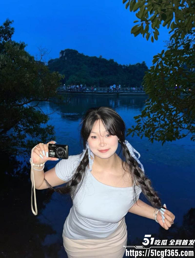 天津微胖反差婊女上位坐屌狂扭 1