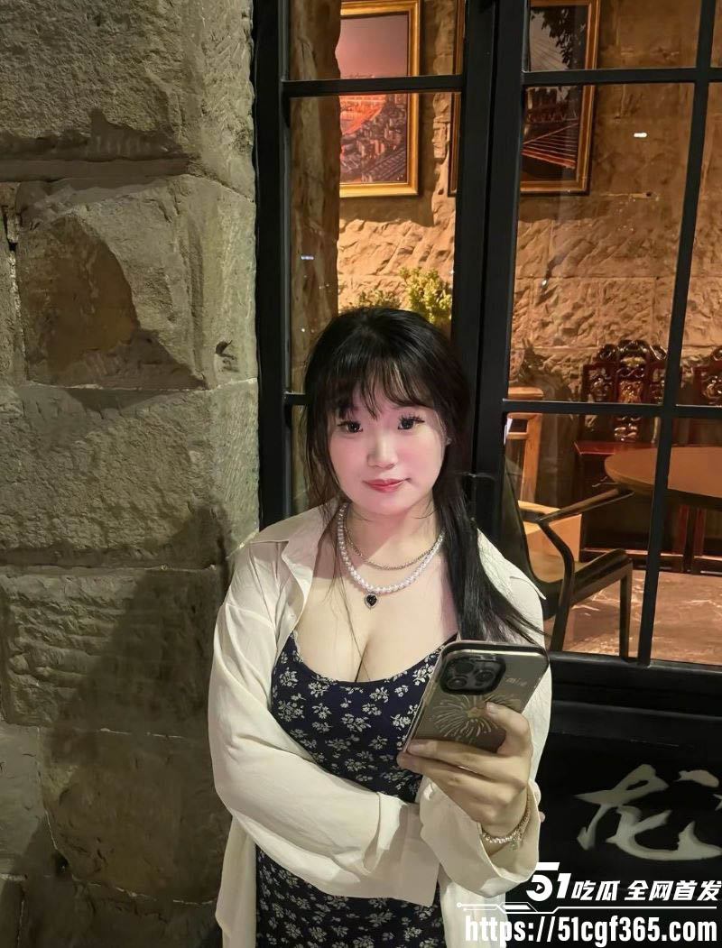 天津微胖反差婊女上位坐屌狂扭 2