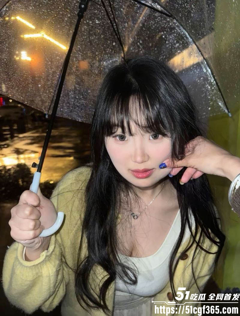 天津微胖反差婊女上位坐屌狂扭 3