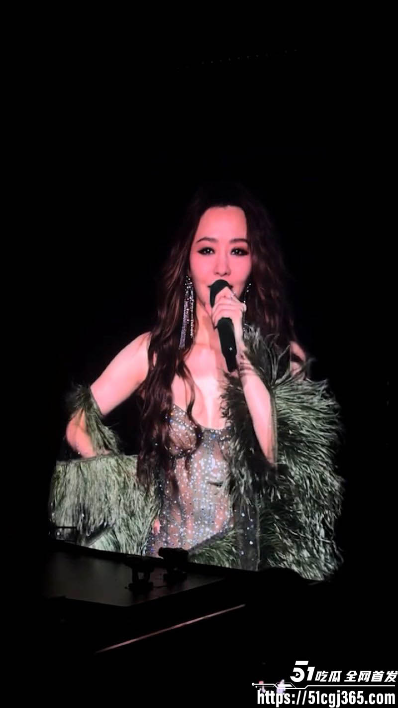 张靓颖西安演唱会生日夜摔落2米高台 调整20秒起身续唱 歌迷纷纷落泪 瓜友制作AI脱衣演唱 骚气拉满！