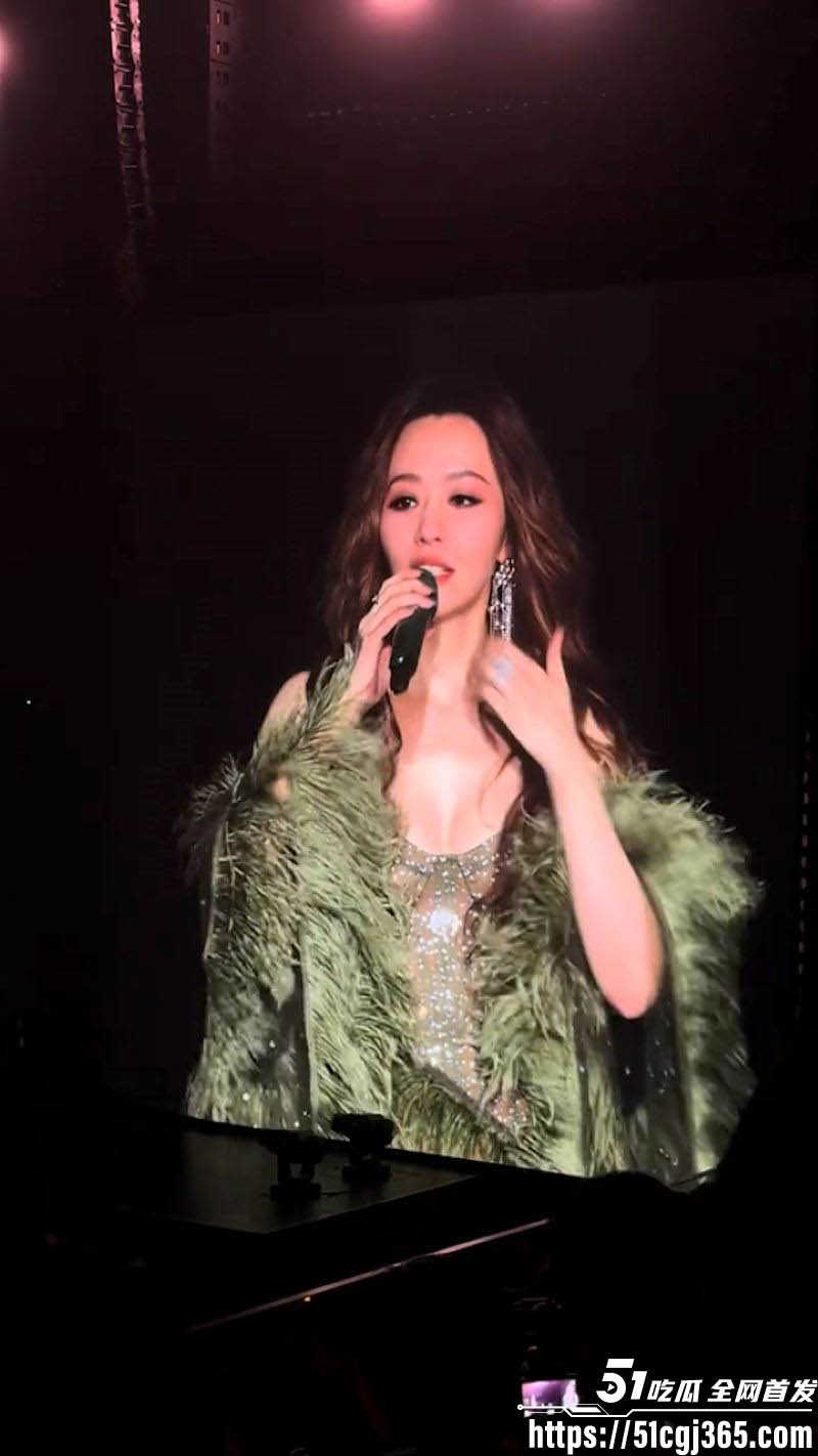 张靓颖西安演唱会生日夜惊摔2米台 2