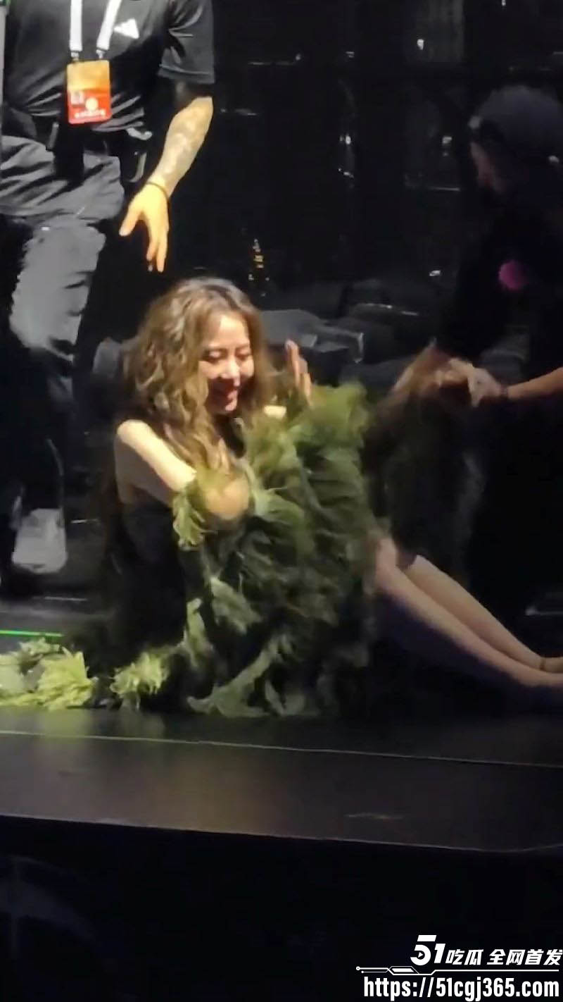 张靓颖西安演唱会生日夜惊摔2米台 3