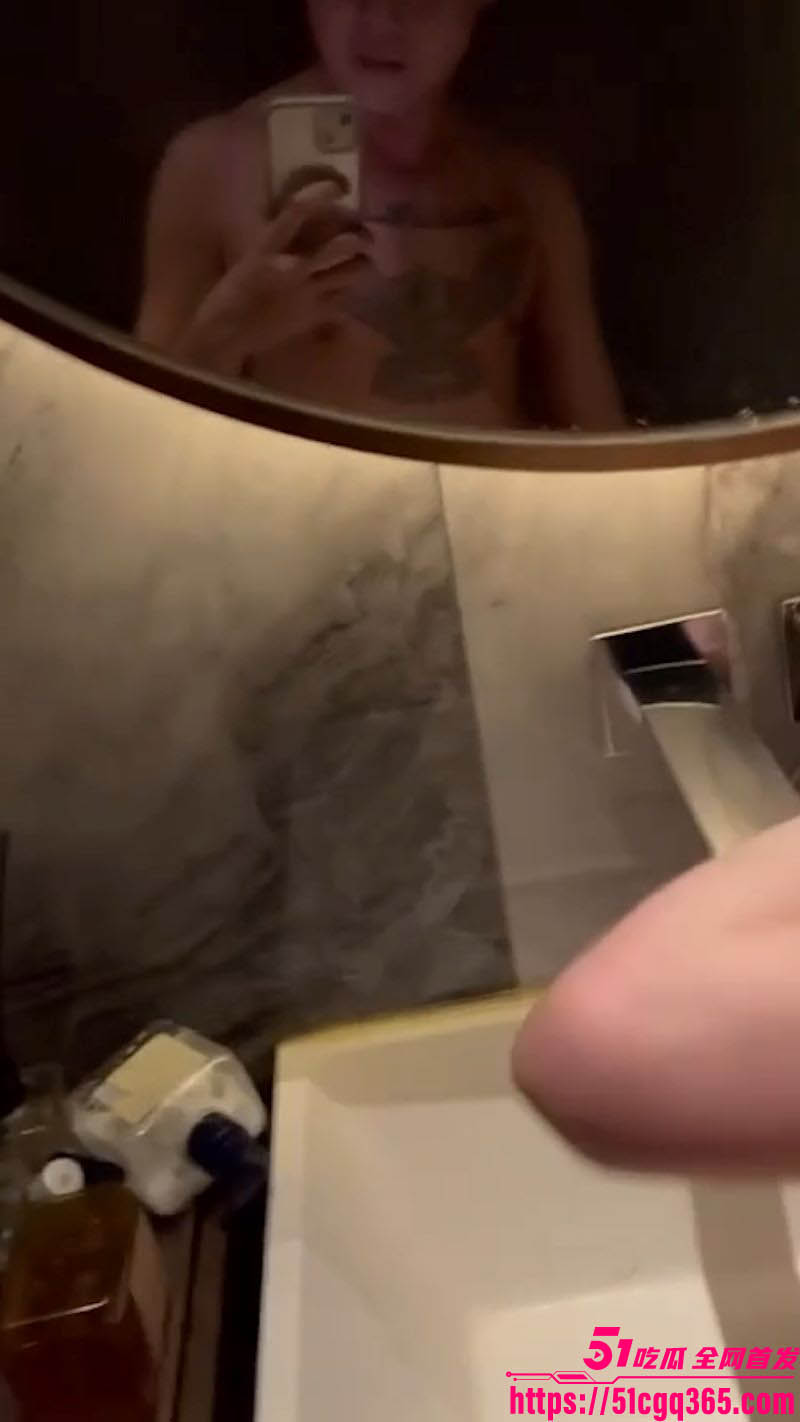 KTV包厢卫生间骚逼露脸做爱 2