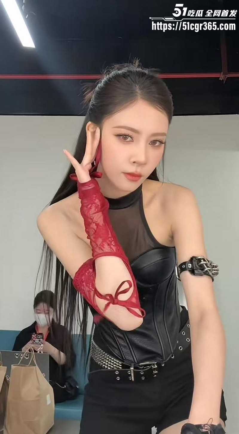 窦靖童宋妍霏女同性爱视频015