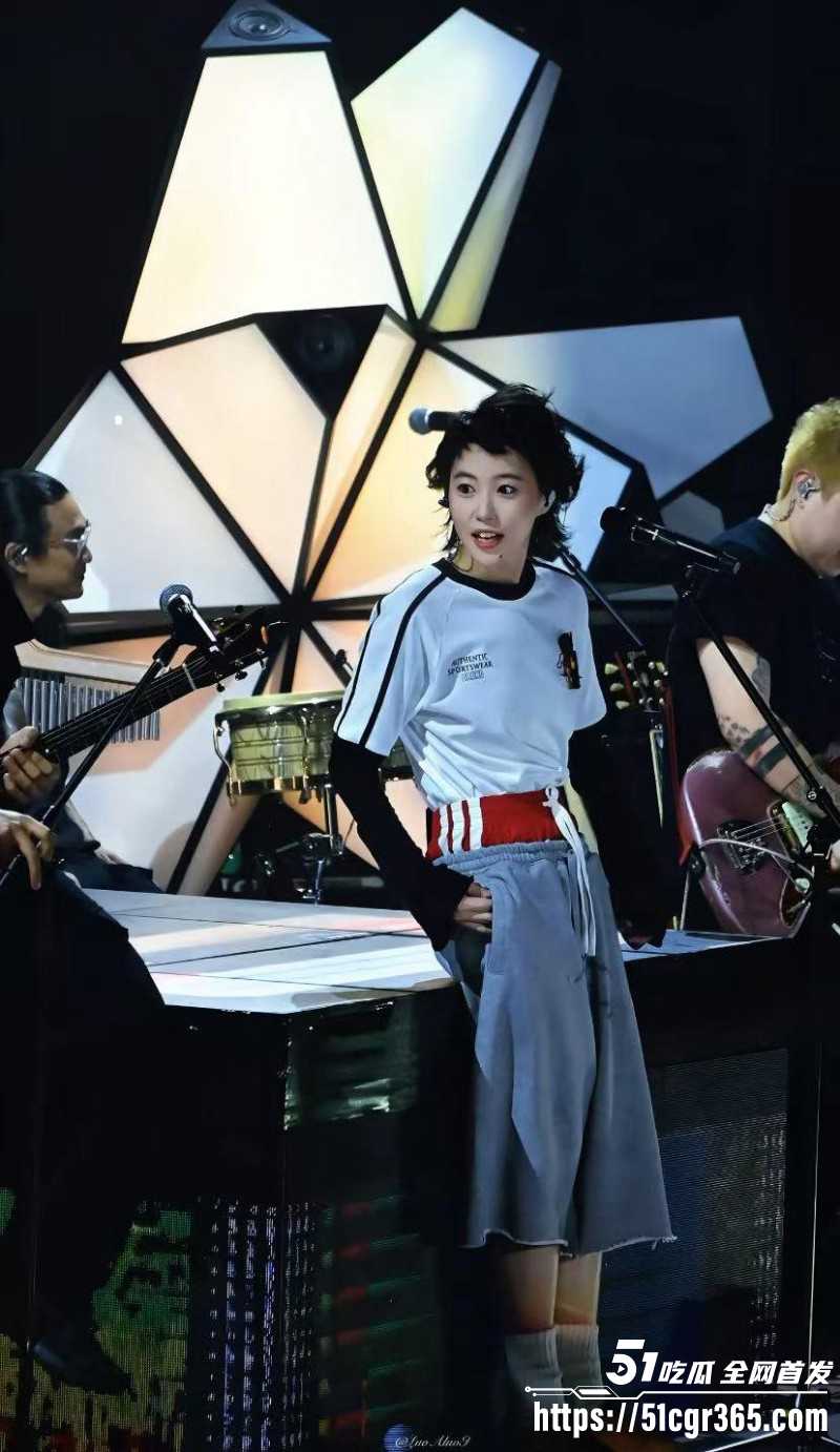 窦靖童宋妍霏女同性爱视频08