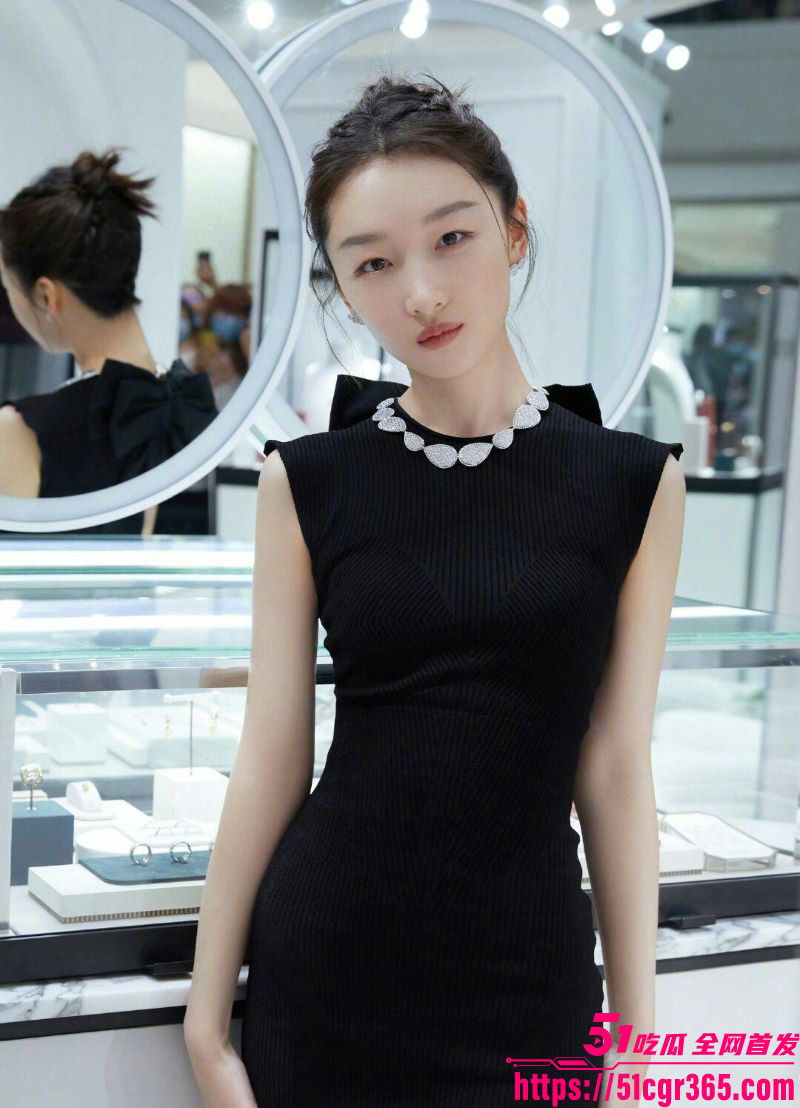 周冬雨VOGUE红毯惊艳翻车 透视装本该性感撩人 谁知走光尴尬炸场 裙摆失控全网疯传！