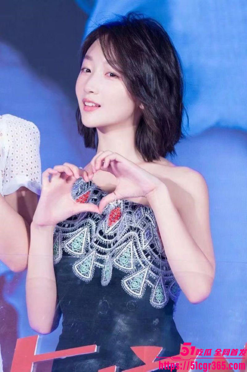 周冬雨VOGUE红毯惊艳翻车 3