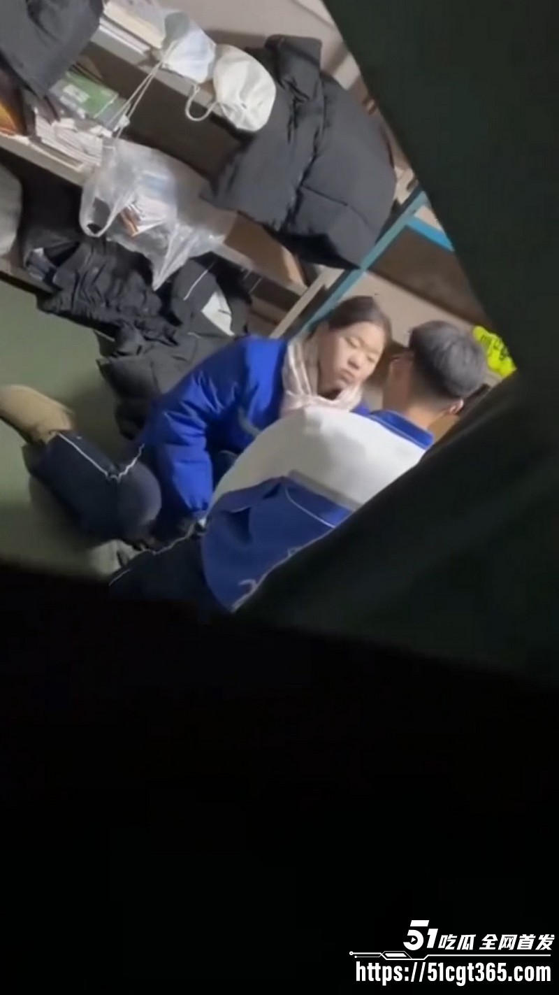 早熟大学生储藏室偷情翻 2 早熟大学生储藏室偷情翻 2