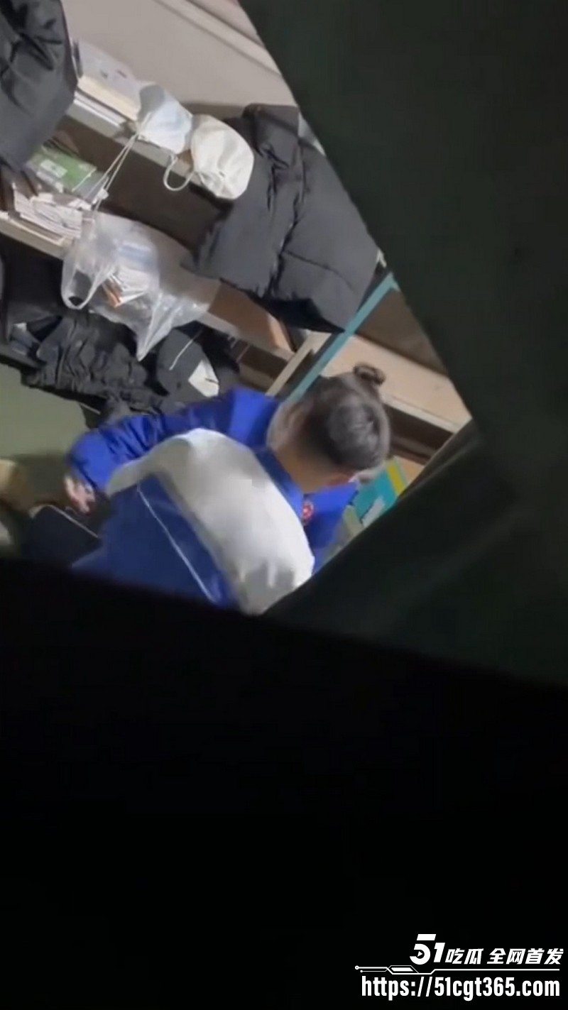 早熟大学生储藏室偷情翻 3 早熟大学生储藏室偷情翻 3