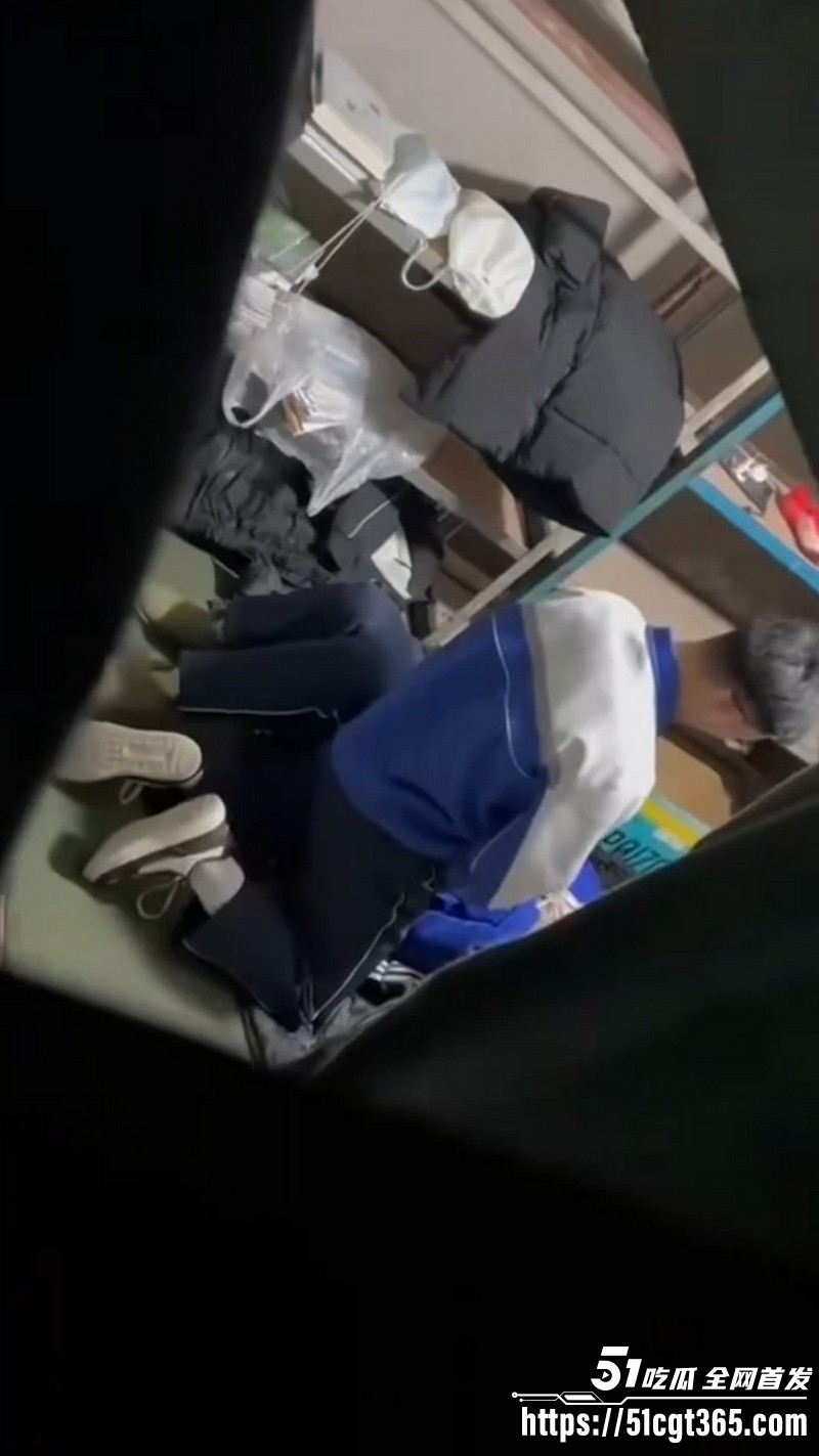 早熟大学生储藏室偷情翻 4 早熟大学生储藏室偷情翻 4