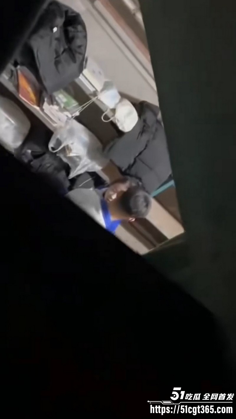 早熟大学生储藏室偷情翻 5 早熟大学生储藏室偷情翻 5