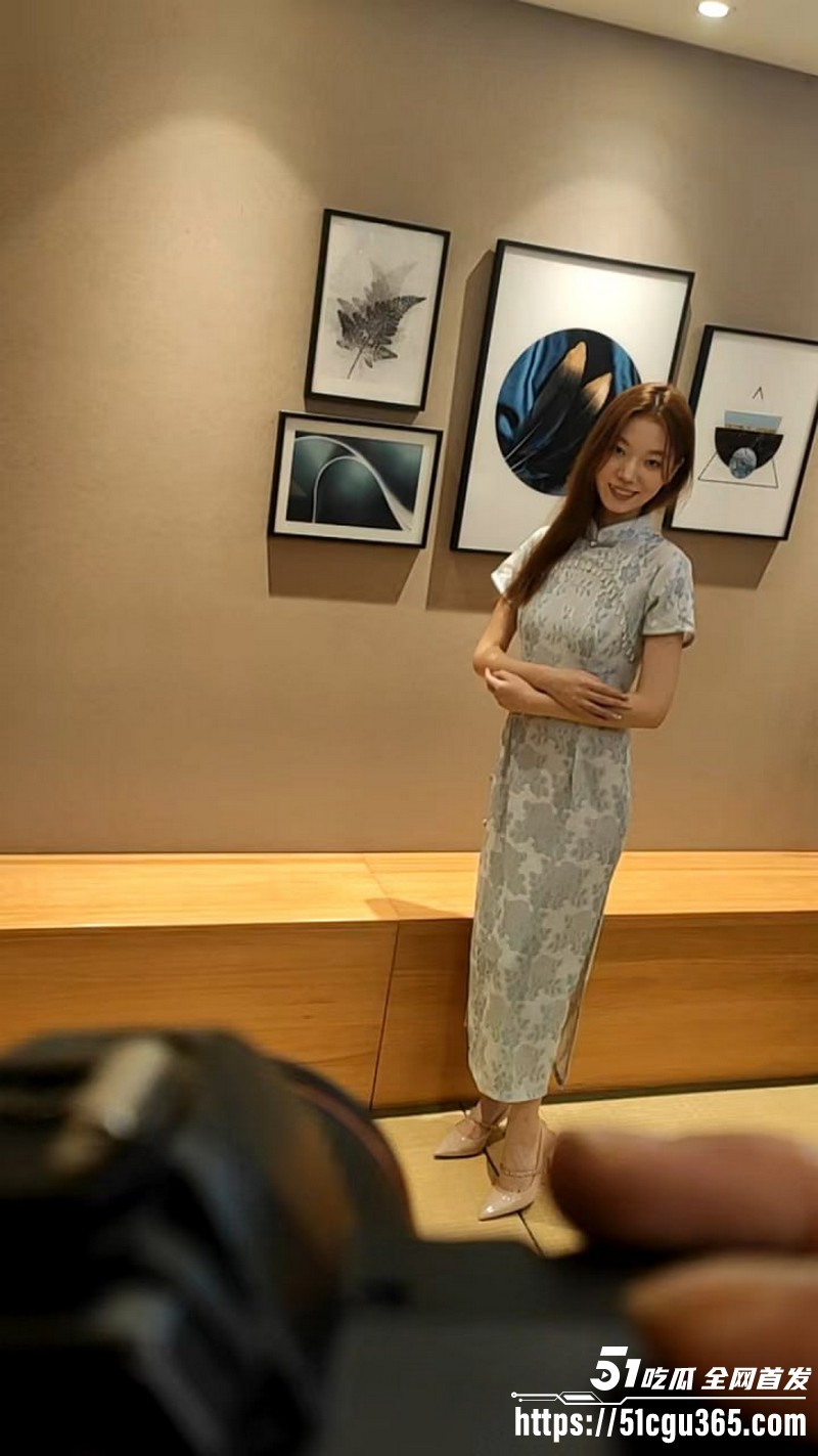 旗袍女大学生酒店私拍万人求 1 旗袍女大学生酒店私拍万人求 1