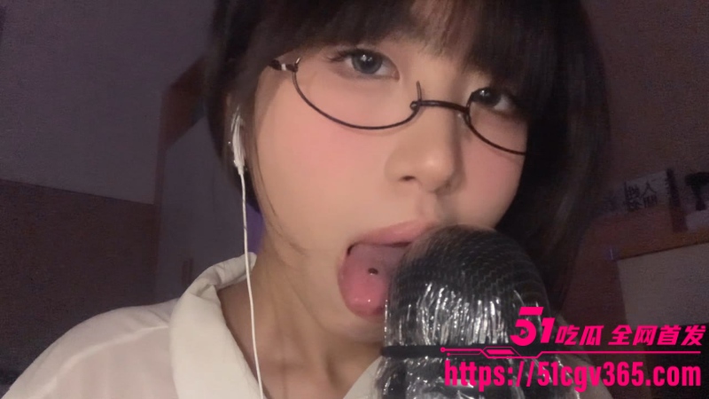 超反差眼镜少女 小0觉觉猪 顶级舔麦表演 2 超反差眼镜少女 小0觉觉猪 顶级舔麦表演 2