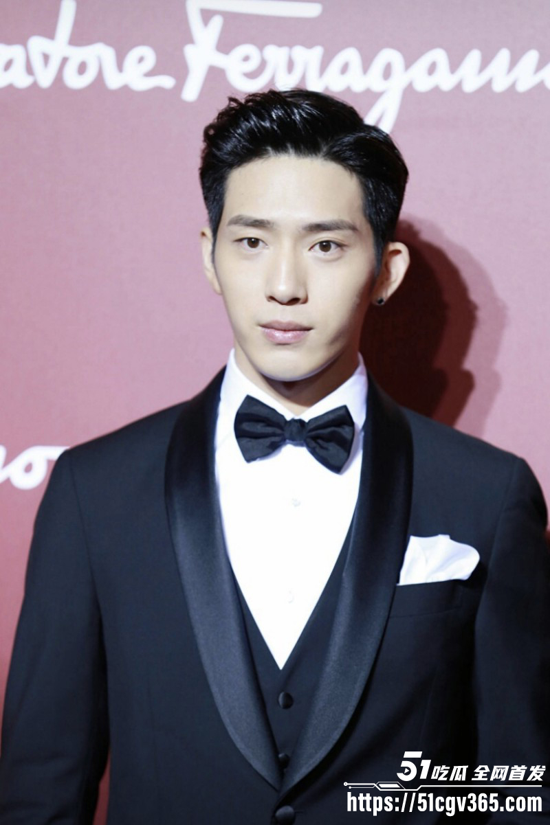 井柏然孙千车内拥吻酒店偷情03