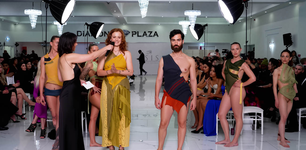 人体本真挑战布料枷锁 荷兰国际时尚展 模特全裸试穿主题服装 白嫩美乳若隐若现 到底是高雅还是色情？