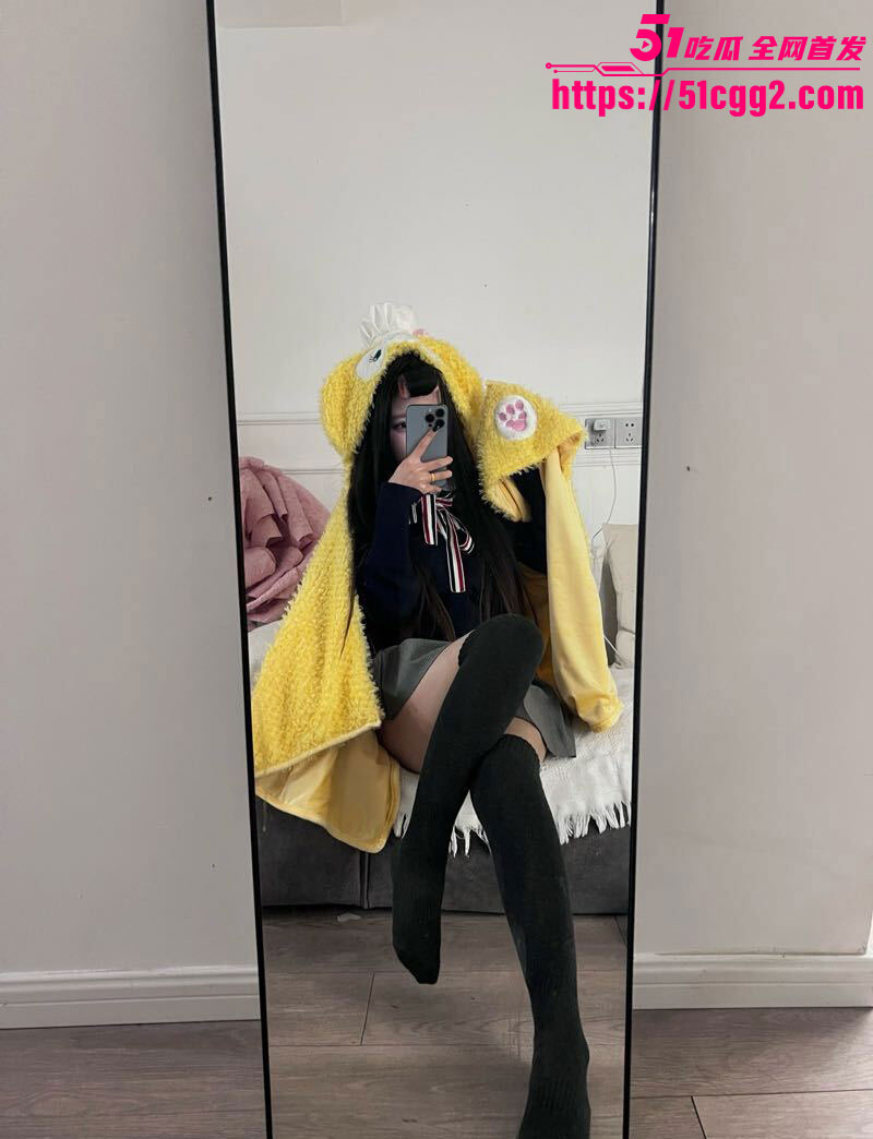 四川职业学院 洪雯雯 宿舍上铺后入骑乘 床板狂响舍友假装打电话掩饰尴尬 画面淫乱刺激！