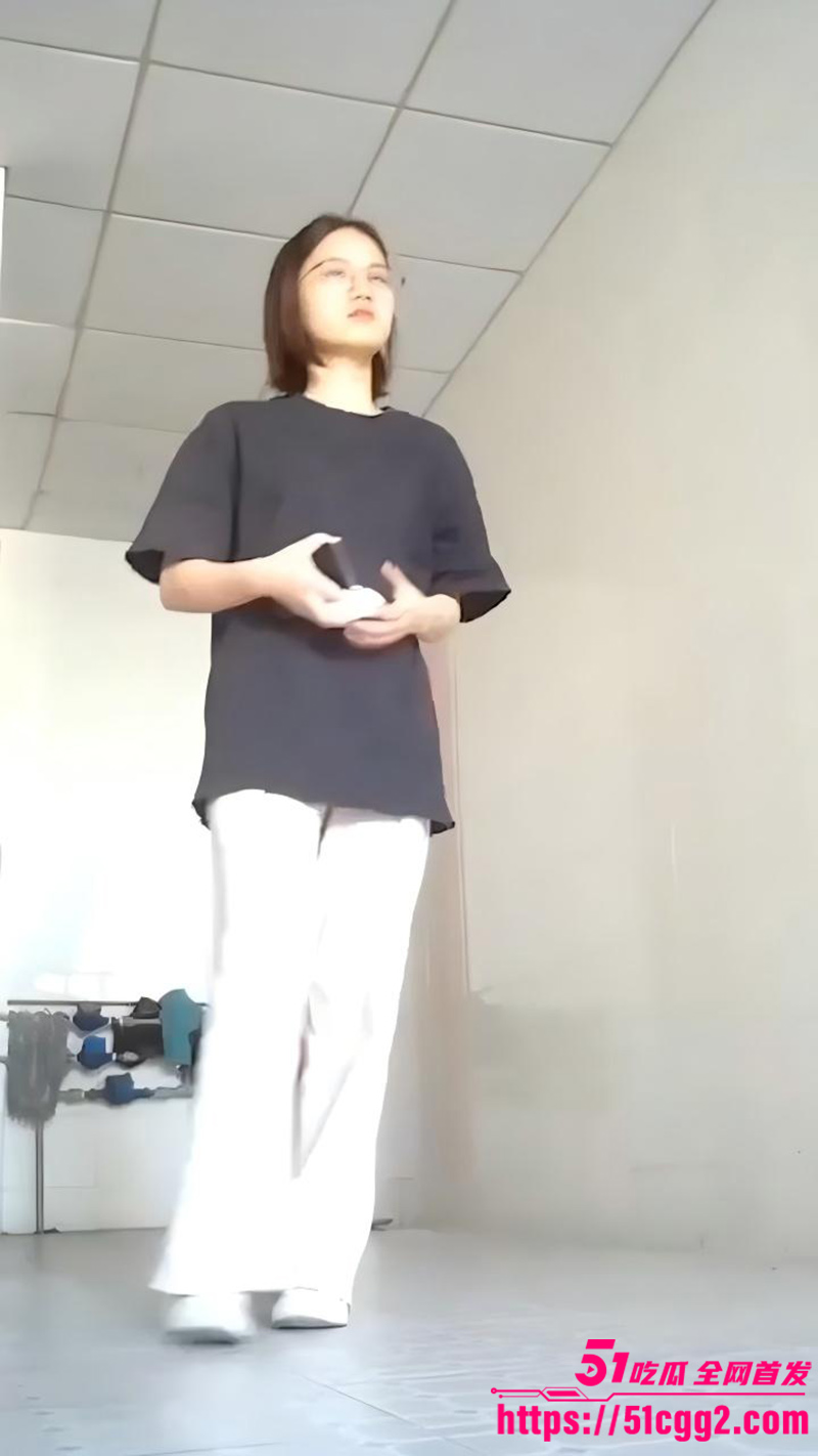 艺术学院女厕偷拍1