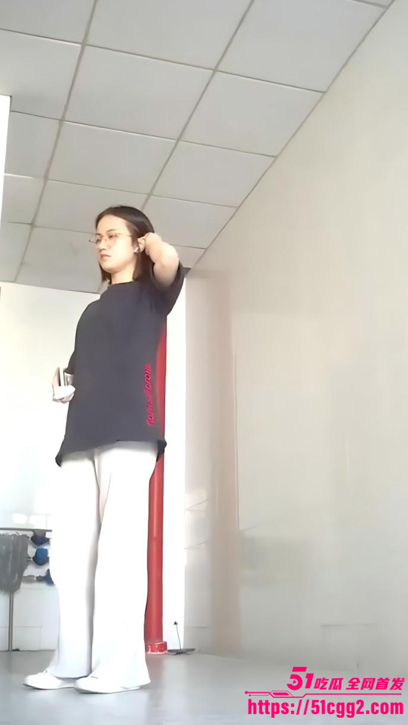 艺术学院女厕偷拍2