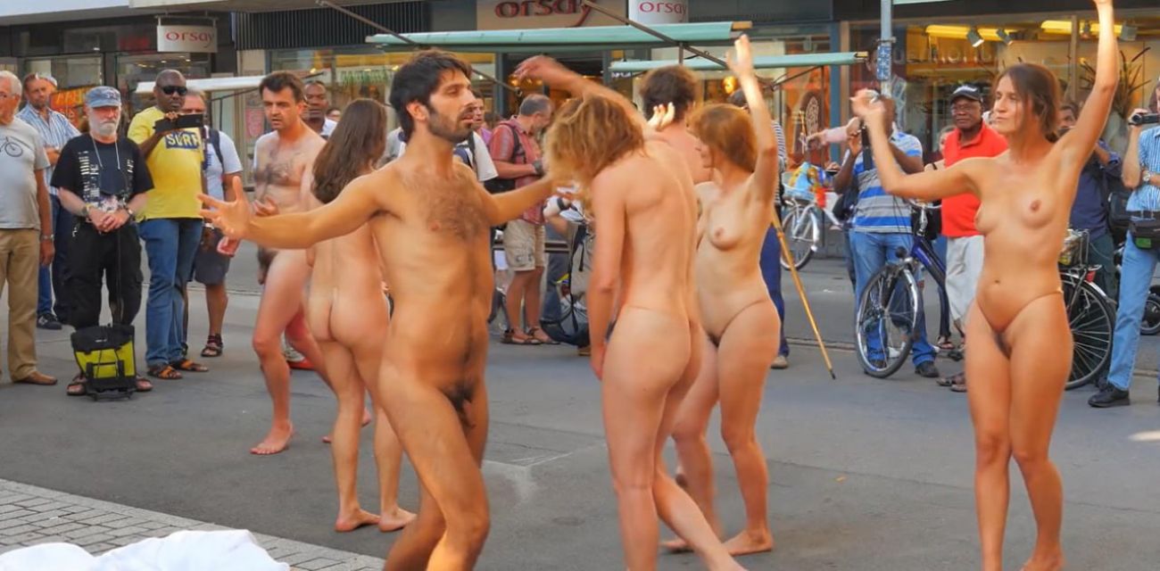 瑞士Biel市举办的 身体与自由节 数百人赤裸走上街头 用行为艺术装点肌肤 宣告裸体不是低俗 自由至上！