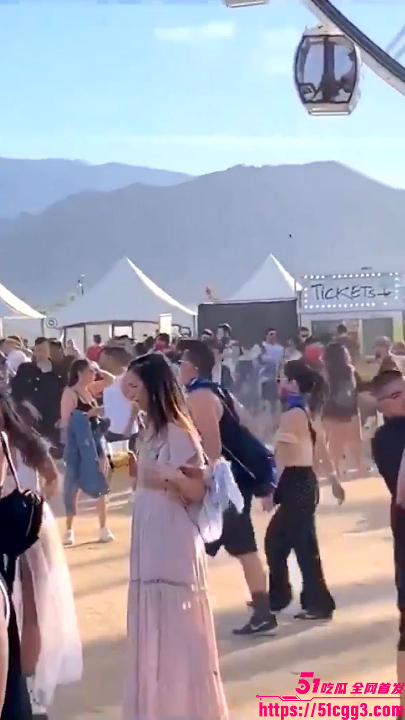 饥渴洋妞摩天轮当众跪舔大鸡巴 1 饥渴洋妞摩天轮当众跪舔大鸡巴 1