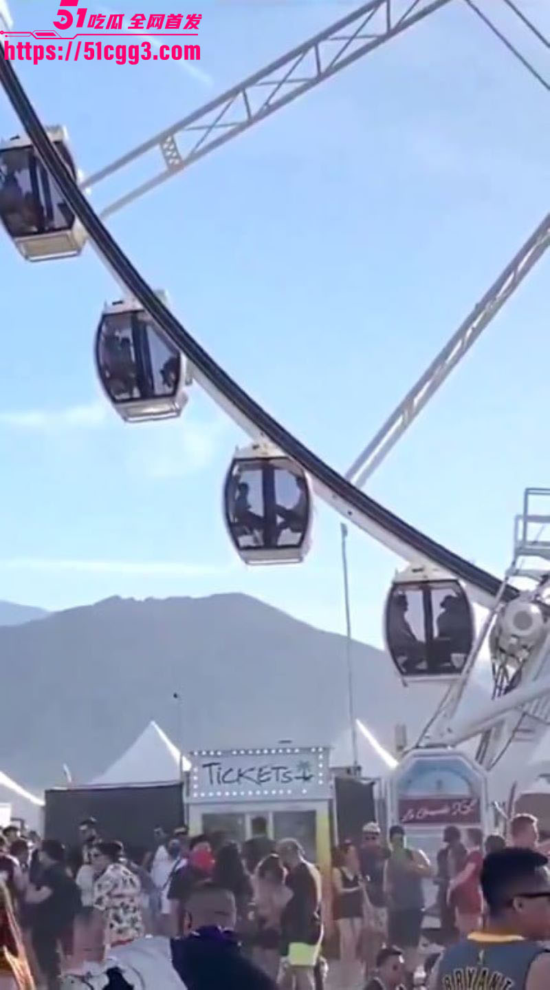 饥渴洋妞摩天轮当众跪舔大鸡巴 3 饥渴洋妞摩天轮当众跪舔大鸡巴 3