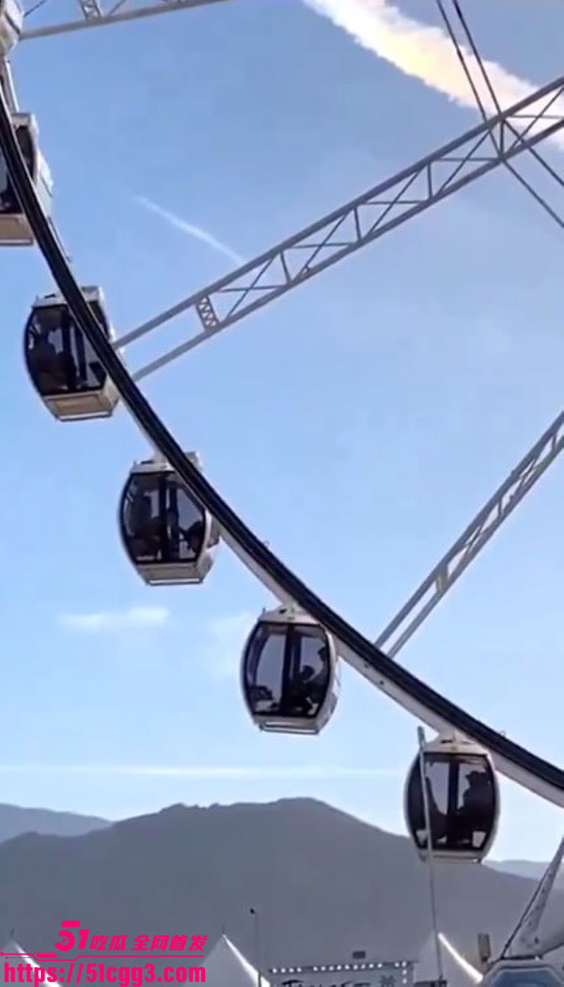 饥渴洋妞摩天轮当众跪舔大鸡巴 4 饥渴洋妞摩天轮当众跪舔大鸡巴 4