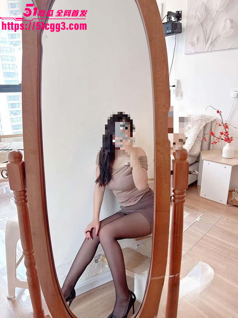 妹妹的第一次给了我穿着开档丝袜拿外卖06