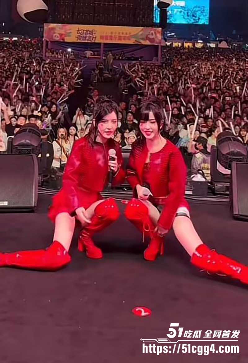 双胞胎女星组合BY2成都演唱会露点炸场4拷贝
