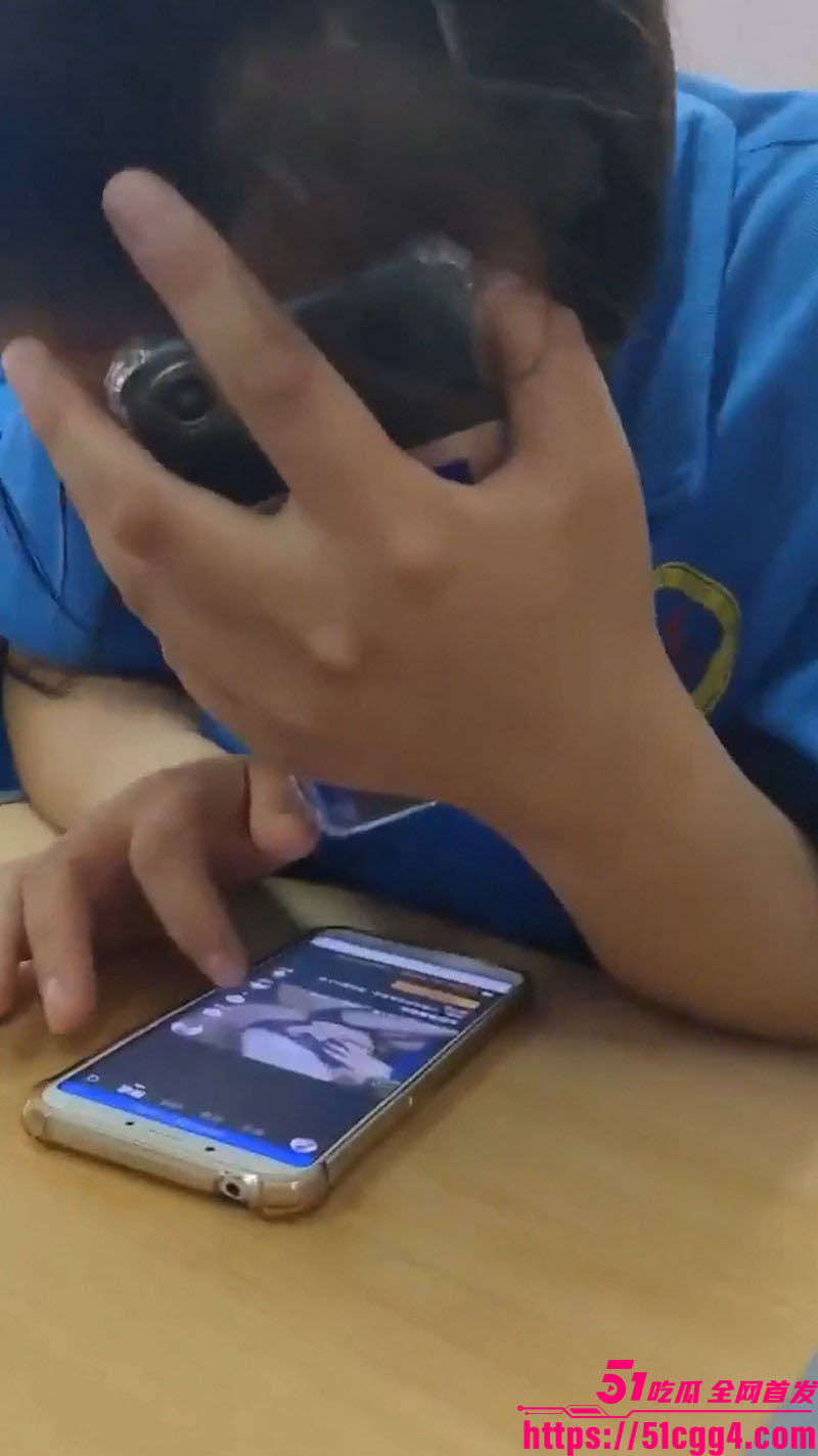 女学生们看黄片被偷拍  3