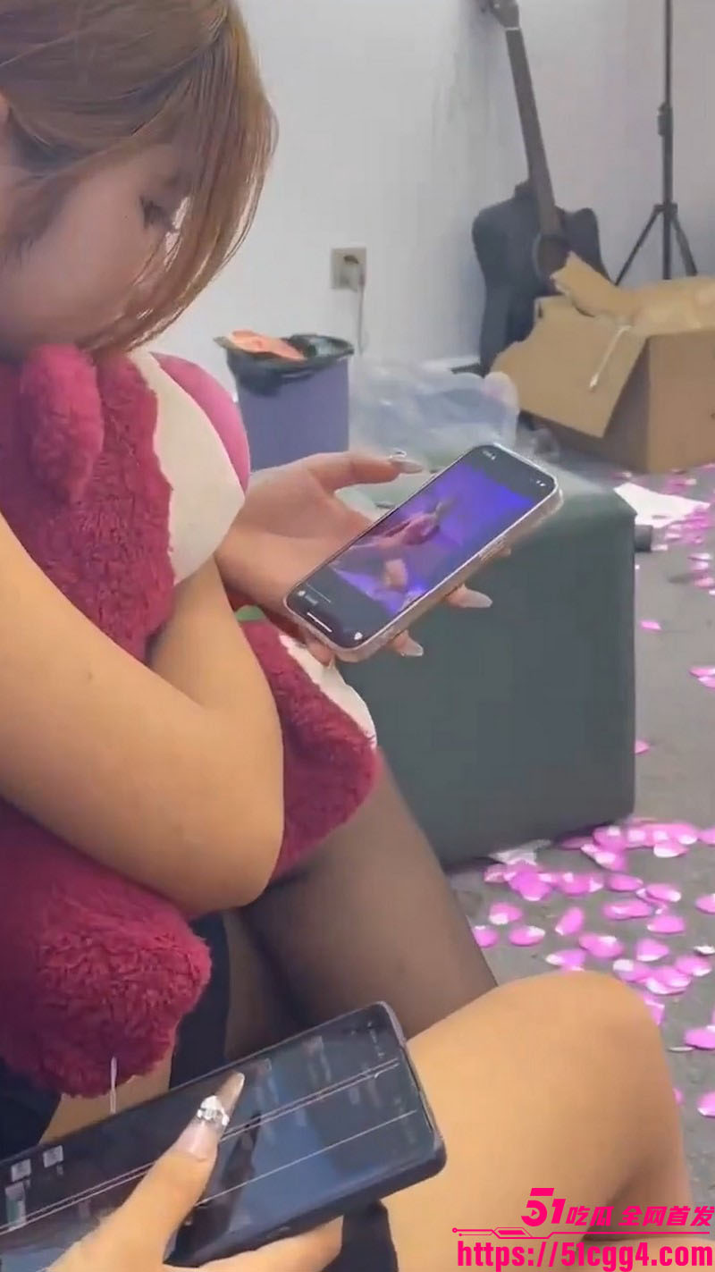 女学生们看黄片被偷拍  4