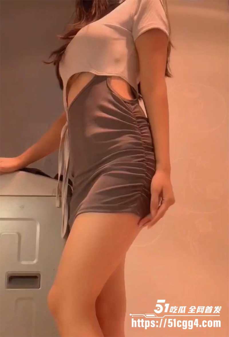 高挑人妻网红 花有容 被金主曝光调教视频 翘臀高撅放尿排便 电动棒狂捣湿滑淫穴 玩到高潮瘫软痉挛！