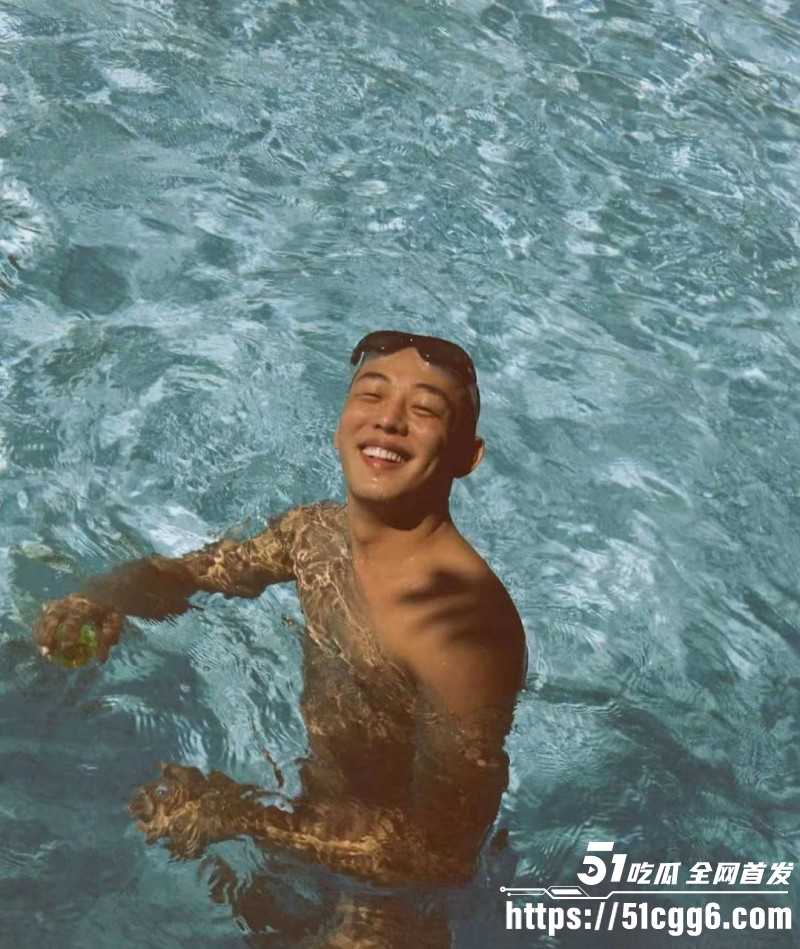 韩国影帝刘亚仁现身上海gay吧014