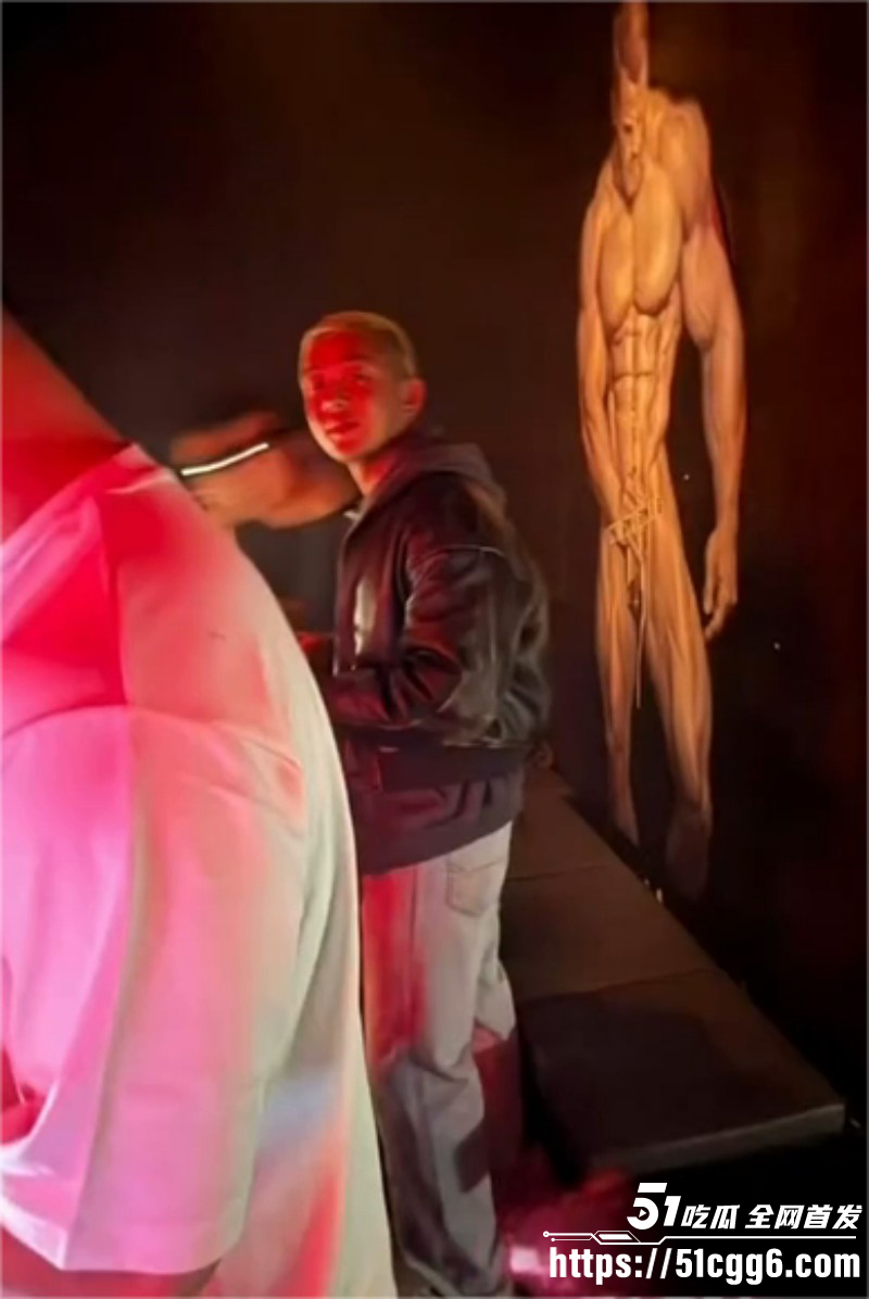 韩国影帝刘亚仁现身上海gay吧03