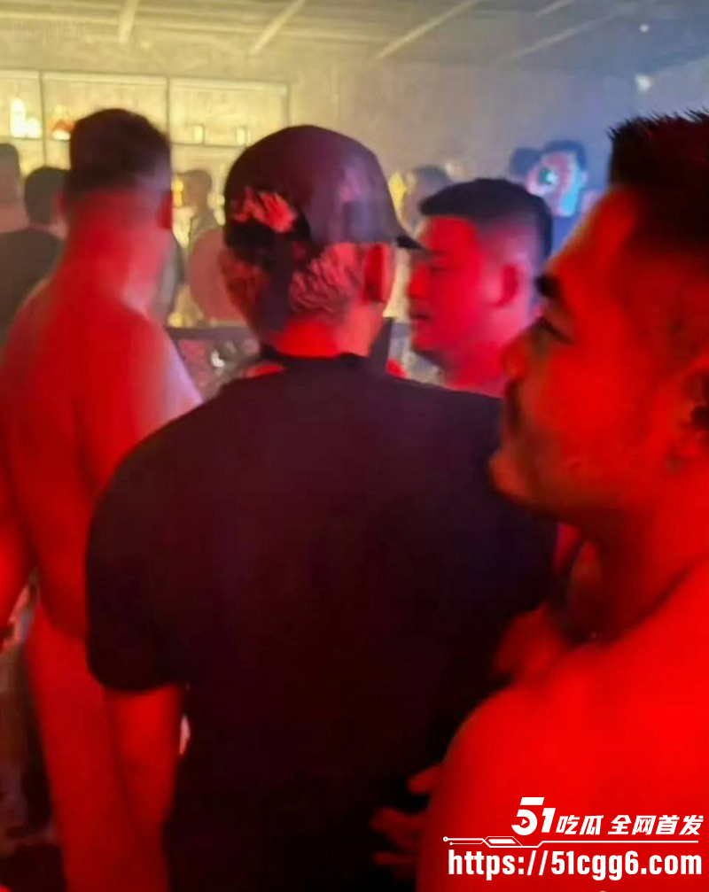 韩国影帝刘亚仁现身上海gay吧05