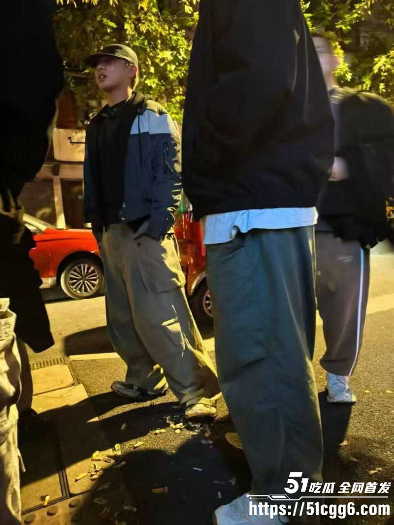 韩国影帝刘亚仁现身上海gay吧06