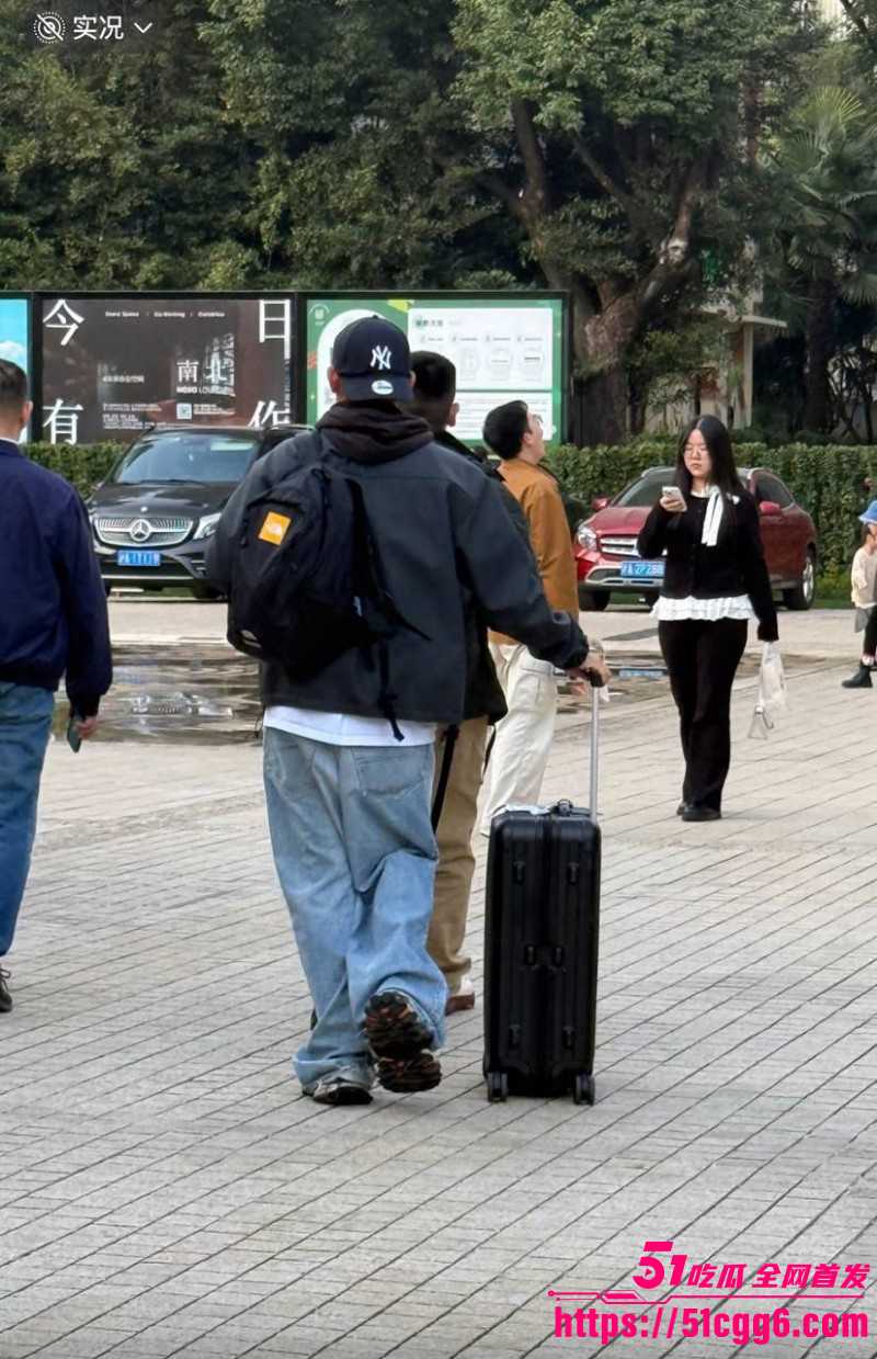 韩国影帝刘亚仁现身上海gay吧07