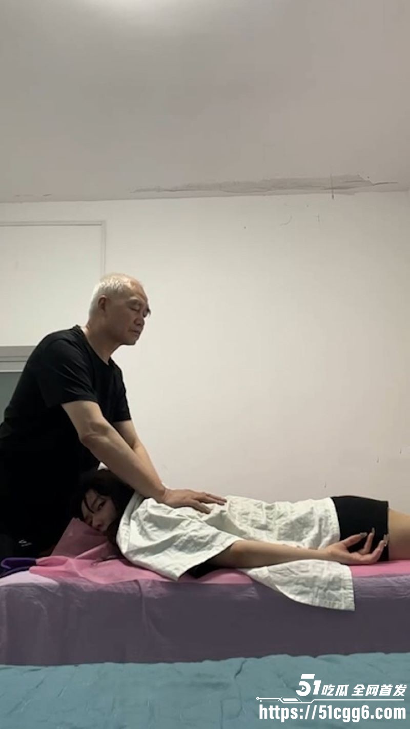 极品嫩妹按摩店勾引7旬大爷 2