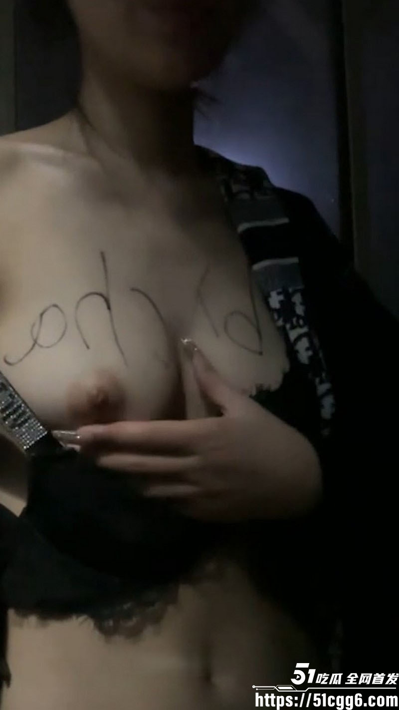 极品嫩妹保安室勾引7旬大爷 1