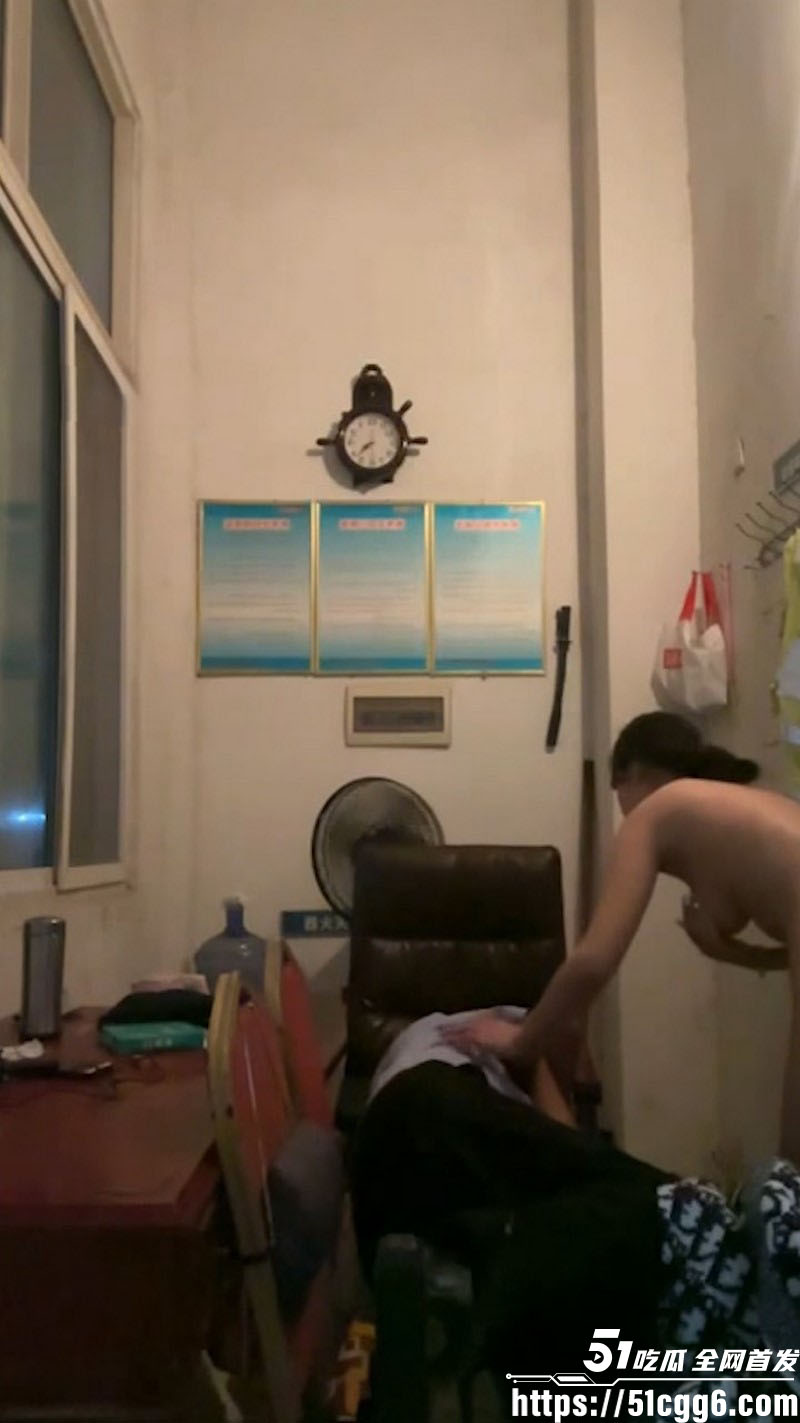 极品嫩妹保安室勾引7旬大爷 4