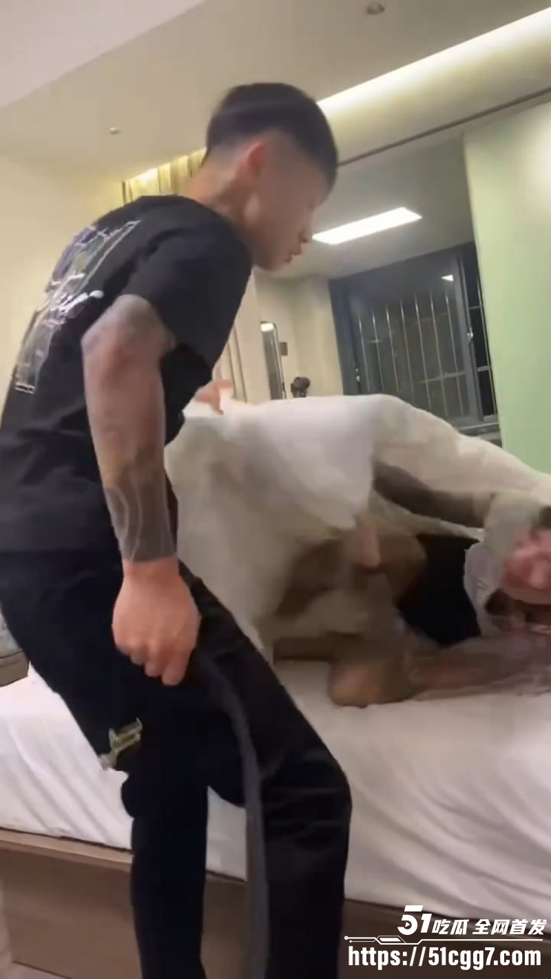 精神小伙皮闪电五连鞭带抽女友010