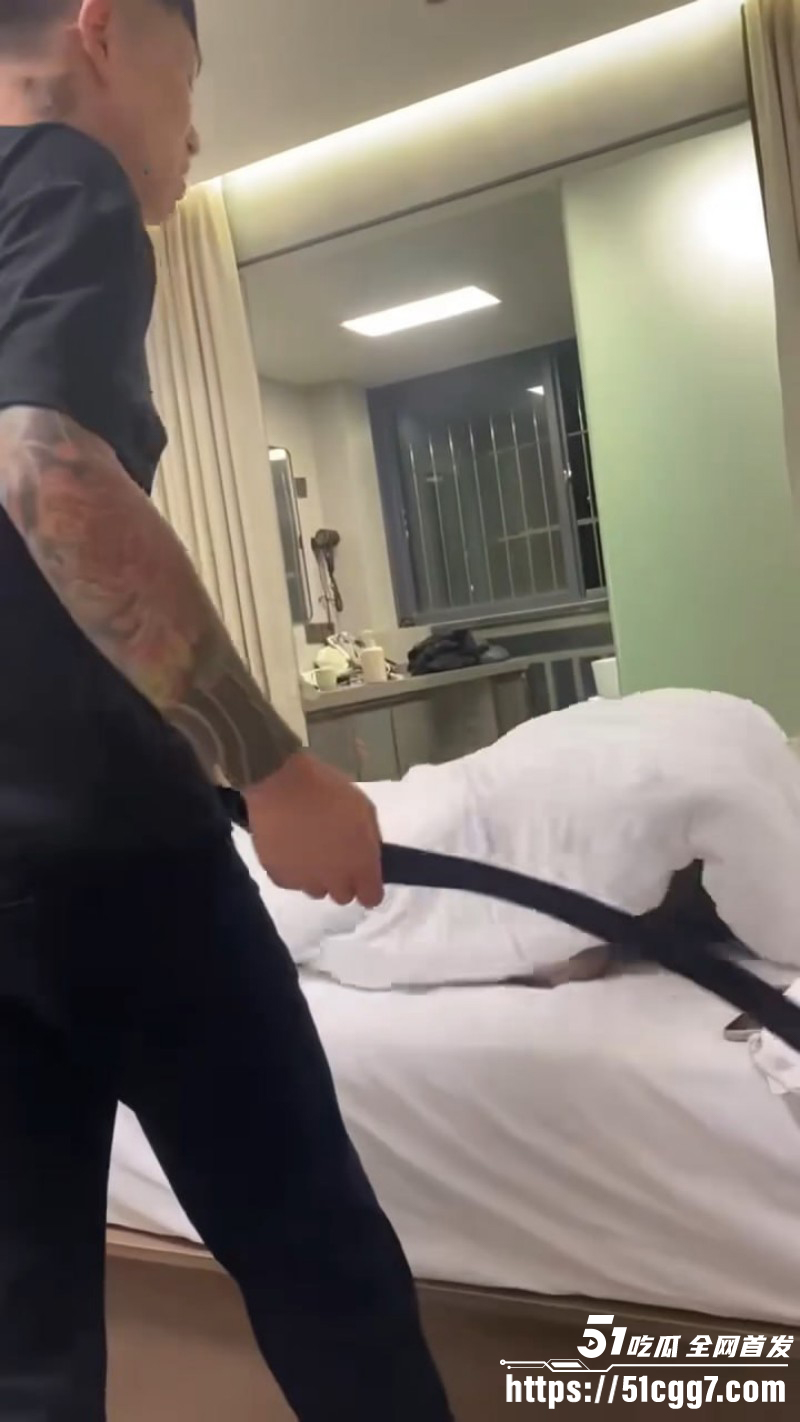 精神小伙皮闪电五连鞭带抽女友08