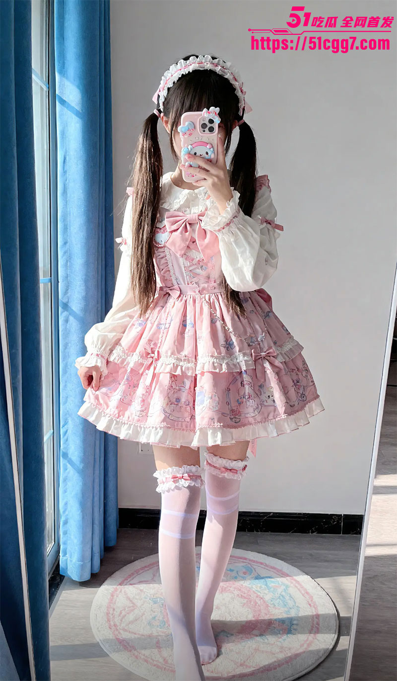 粉嫩萝莉酒店被啤酒肚大叔爆操6 粉嫩萝莉酒店被啤酒肚大叔爆操6