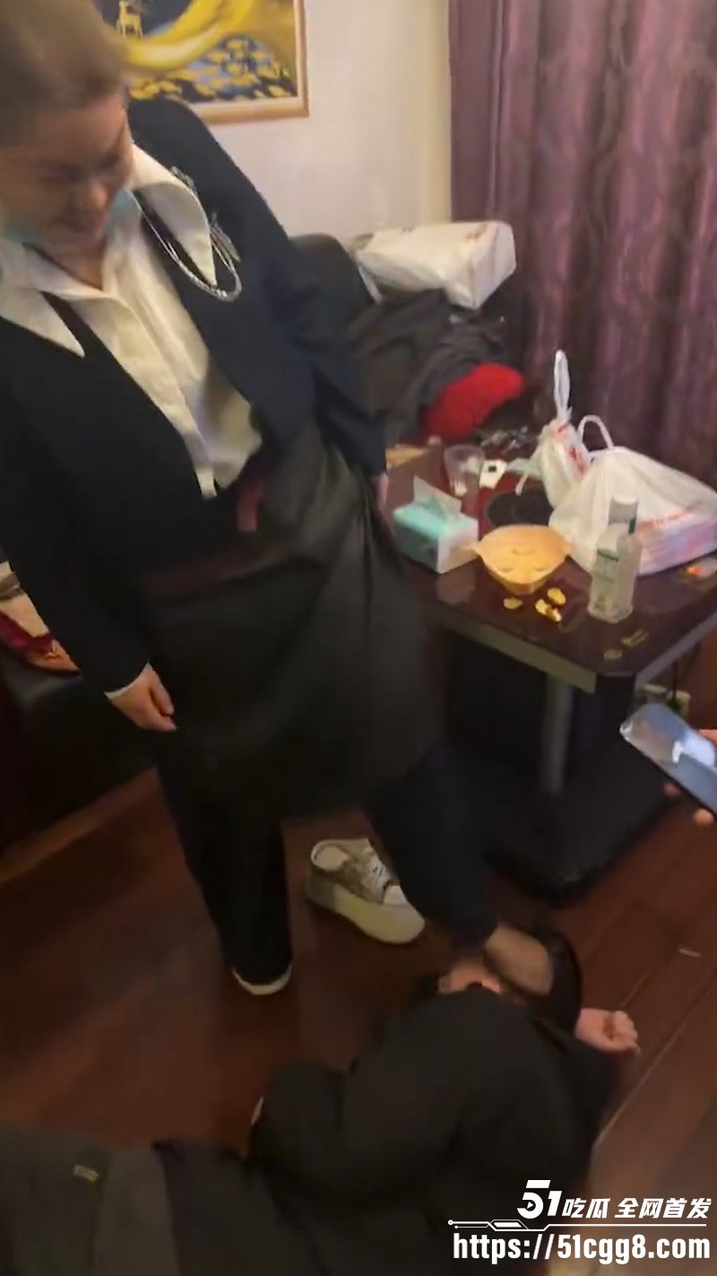 李老八旗下卷毛管奚彻底疯魔 3