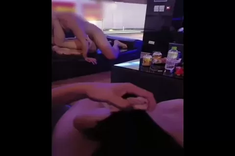 自拍外流 多人群P道德淪喪之夜 原本清新的KTV喝酒局演變成體液交換大會 女孩們的下面都被插到流白漿了爽爆了