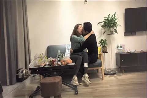 自拍外流 信義極品美人妻 風情萬種俏佳人 大長腿 C罩杯 小夥舌吻調情 極致享受佳作